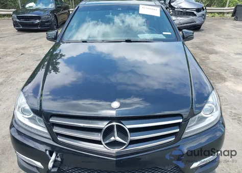 2014 Mercedes-Benz C 300 Luxury 4Matic/Sport 4Matic z USA, uszkodzony, nr VIN WDDGF8AB4EA910172